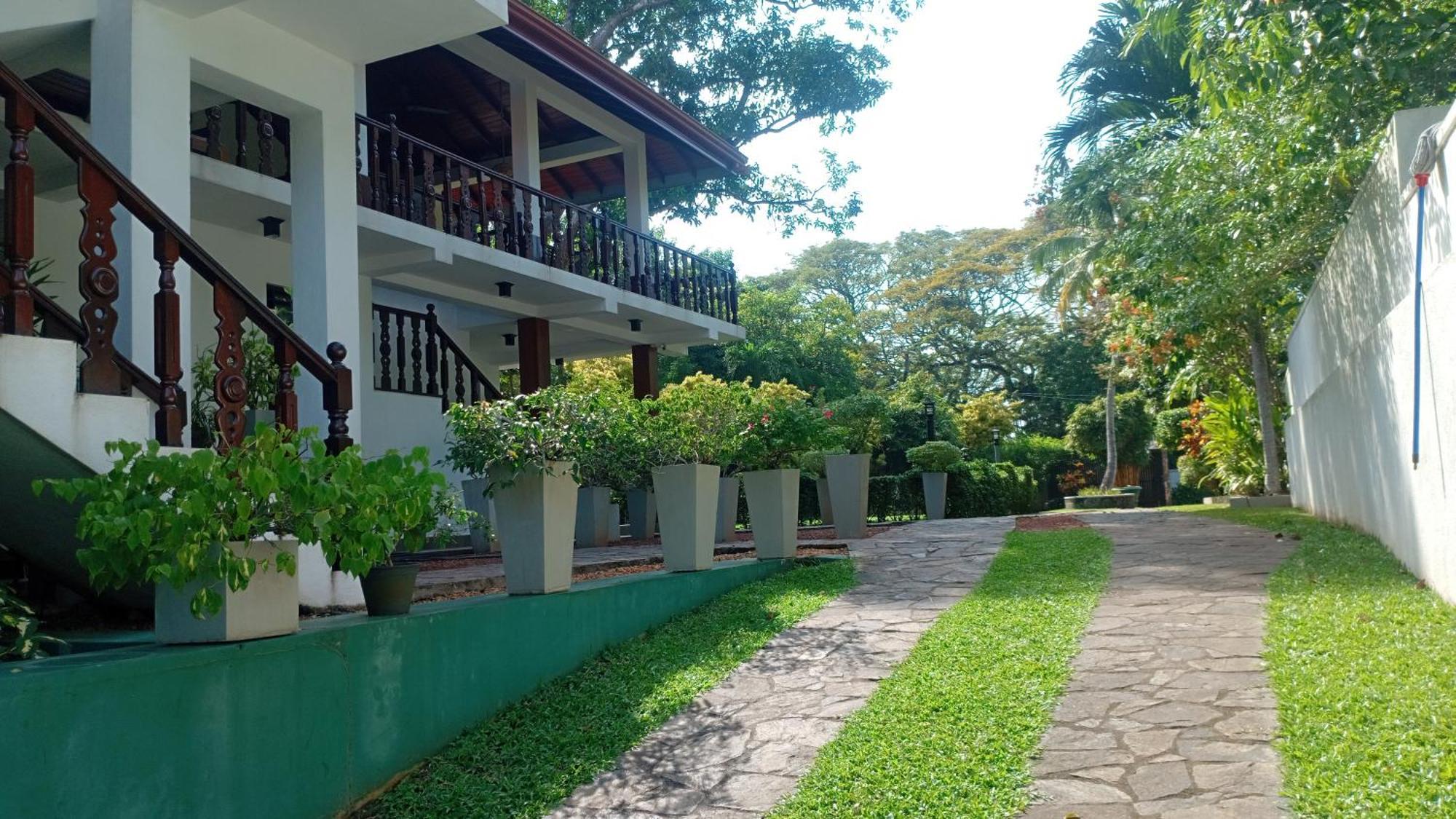 Rockery Villa Ayurveda Bentota Bagian luar foto